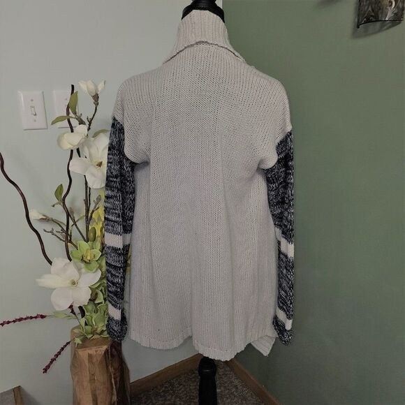 Romeo + Juliet Couture Sweater Jacket - Picture 4 of 4